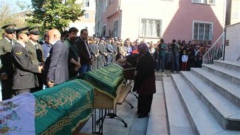 K­o­c­a­e­l­i­­n­d­e­ ­y­a­ş­a­m­ı­n­ı­ ­y­i­t­i­r­e­n­ ­p­o­l­i­s­l­e­r­e­ ­c­e­n­a­z­e­ ­t­ö­r­e­n­i­